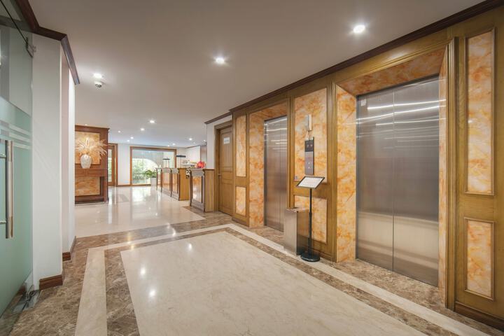 Ballroom/Hall 66 of 72