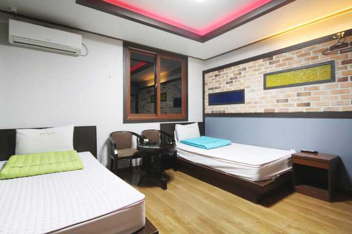 Room 10 of 18