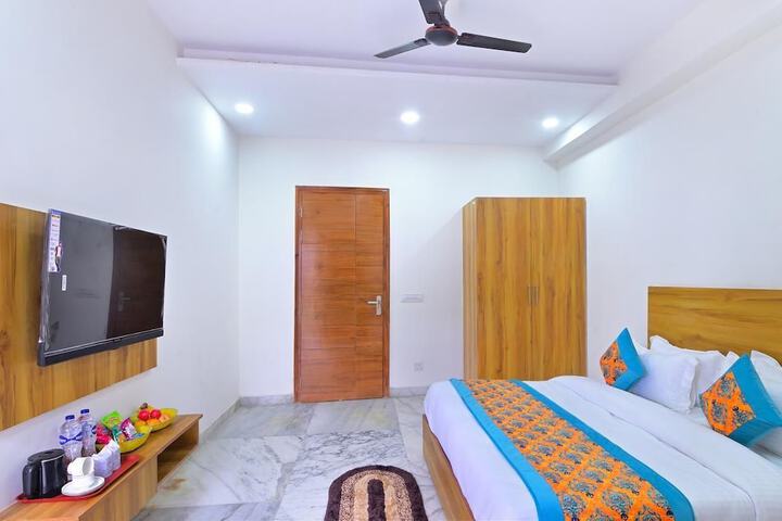 Room 6 of 9
