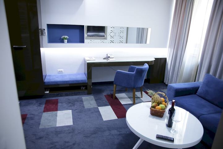 Room 5 of 9
