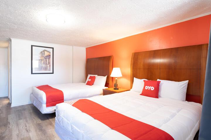 1 Queen Bed (2 of 13)
