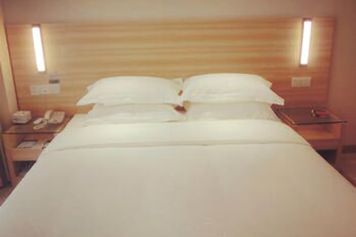 Room 9 of 9