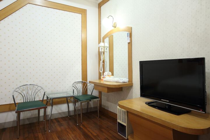 Room 28 of 74