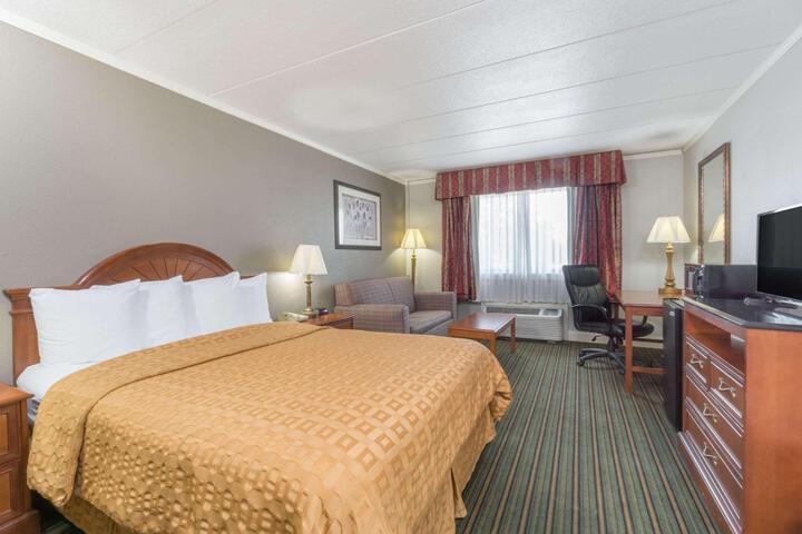 1 Queen Bed (4 of 10)