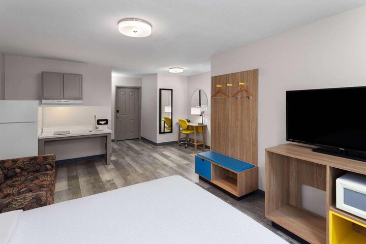 1 King Bed (6 of 9)