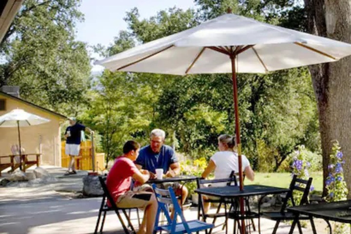 Queens Inn by the River in Oakhurst, CA
