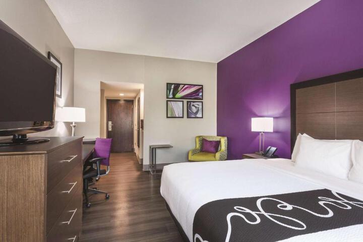 1 King Bed Deluxe Room (6 of 20)