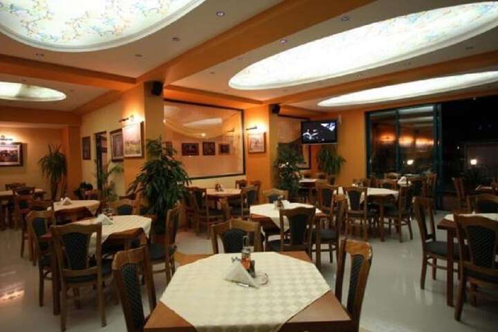 Dining 43 of 49