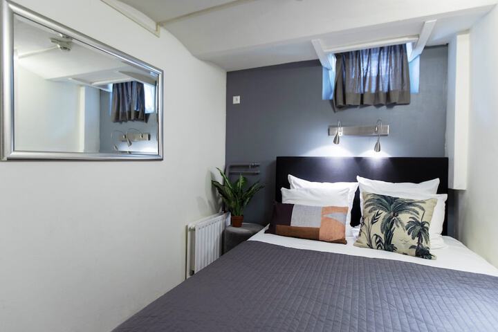 Room 32 of 96