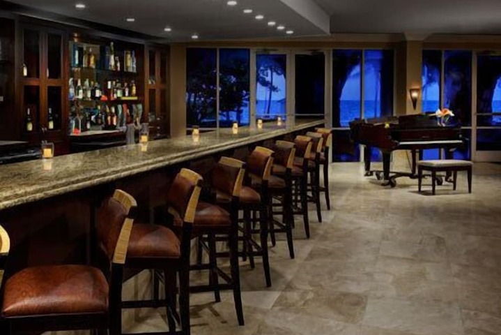 Lounge 28 of 34