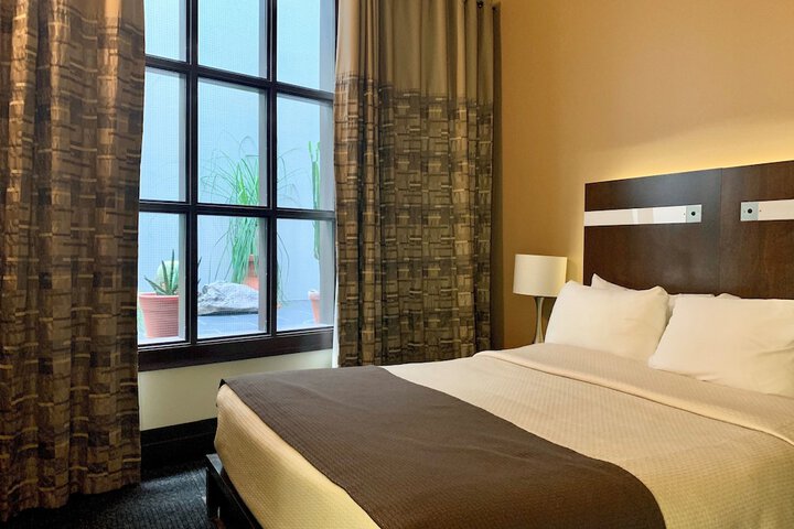 Room 32 of 65