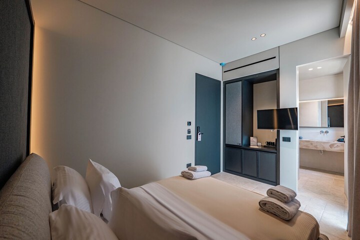Room 11 of 104