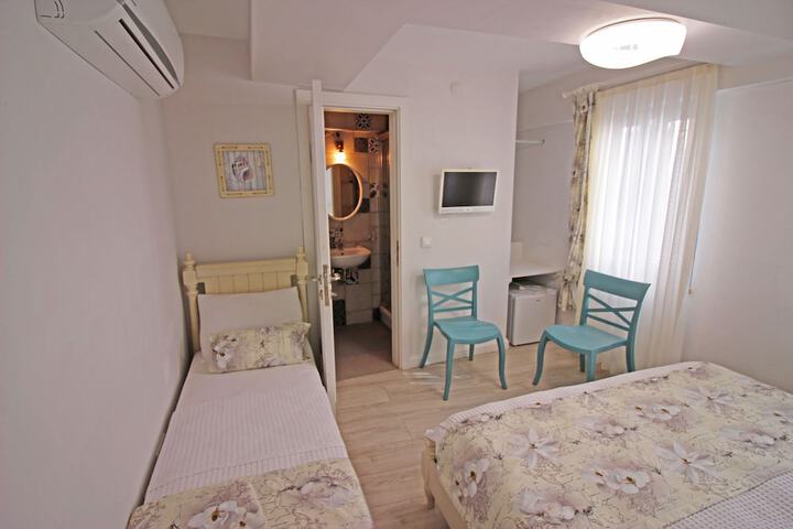 Room 9 of 16
