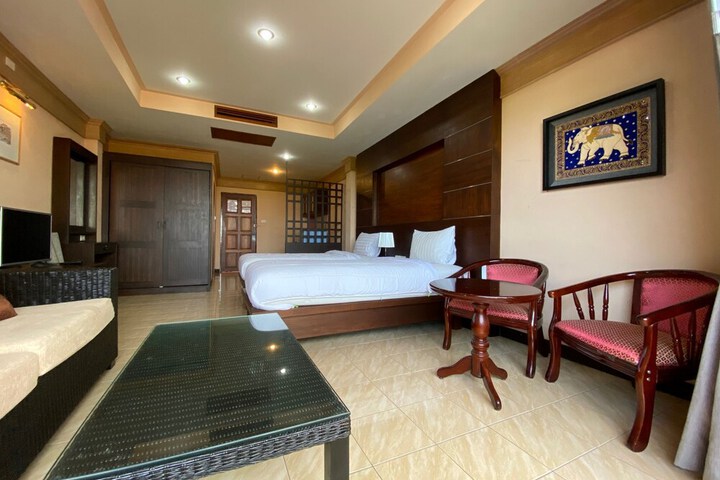 Room 8 of 28