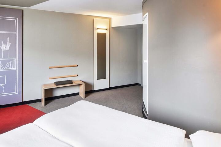 Room 4 of 34