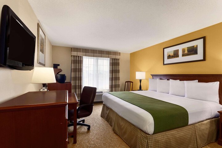 1 King Bed (3 of 8)