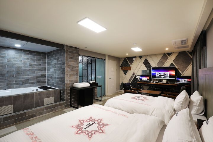 Room 27 of 146