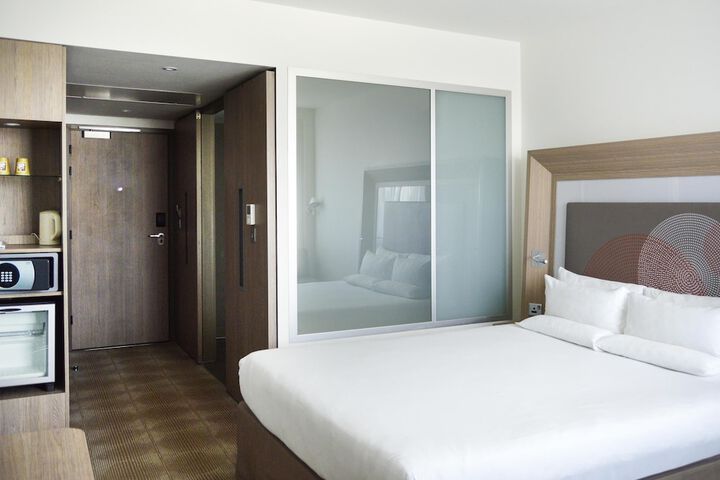 Room 30 of 128