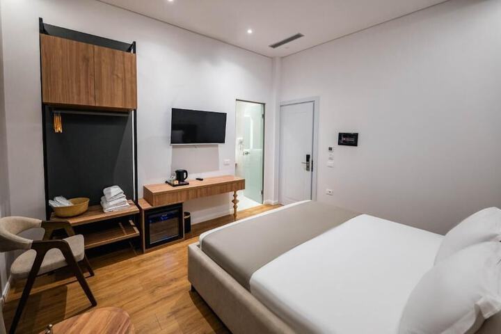 Room 93 of 189