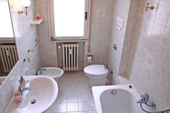 Room 4 of 16
