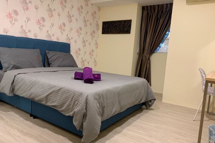Room 6 of 12