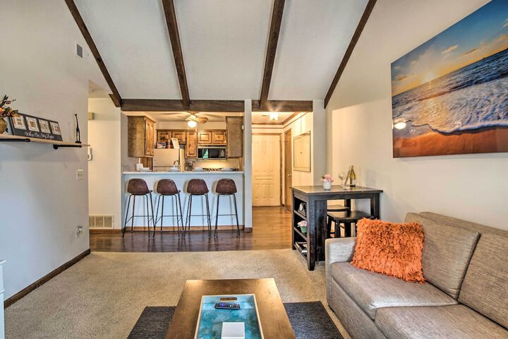 Shawnee Condo 10 Mi to Downtown Kansas City!