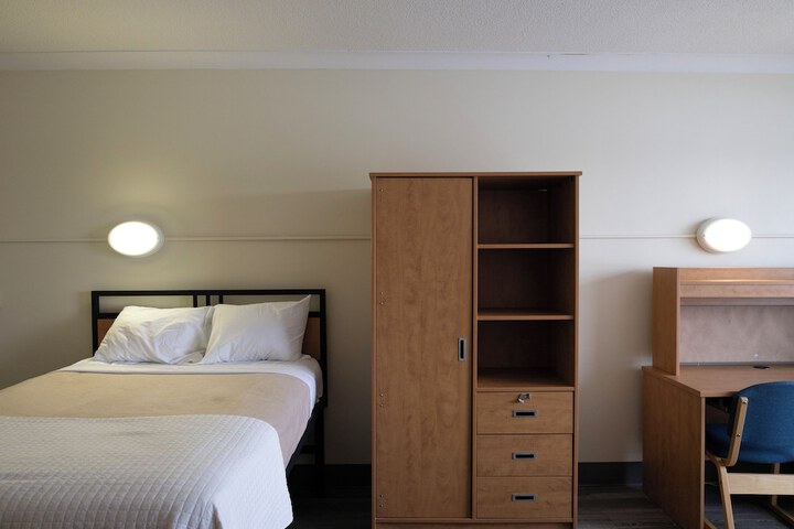 Room 5 of 9