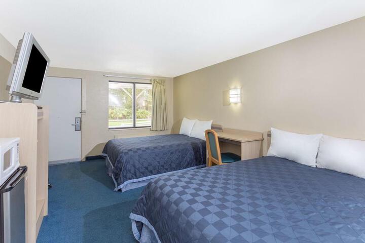 2 Queen Beds Accessible (6 of 17)