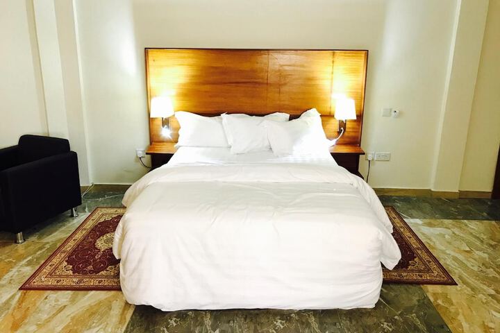 Room 9 of 100