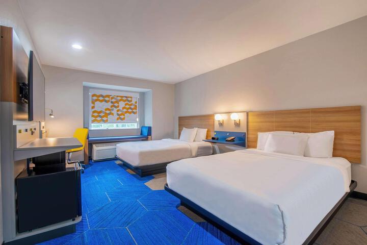 1 Queen Bed (4 of 14)