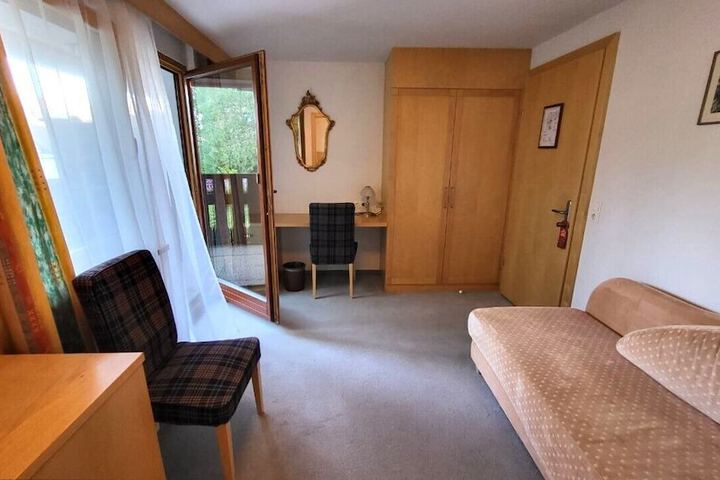 Room 13 of 119