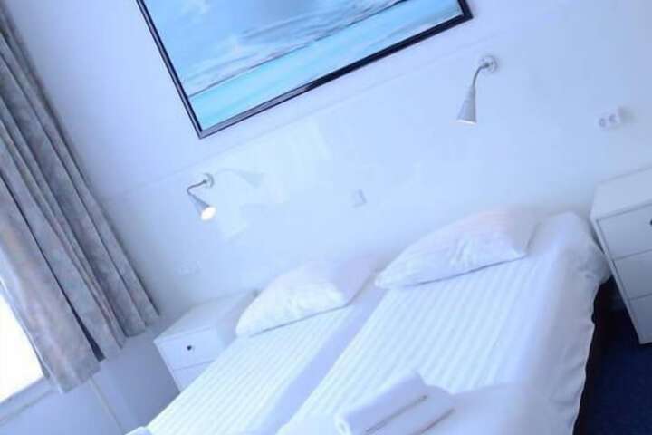 Room 4 of 33