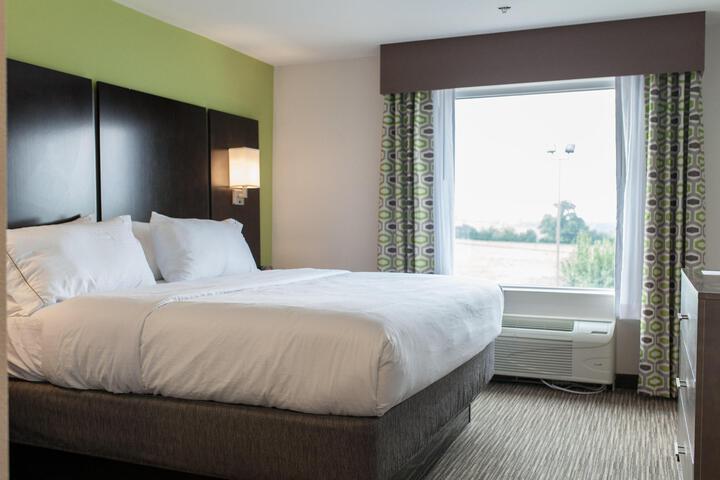 1 King Bed (8 of 16)