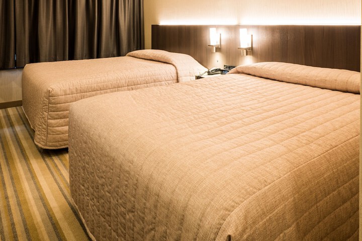 Basic Room 1 Queen Bed 2nd Floor (1 of 38)