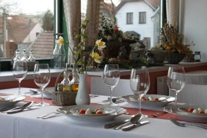 Dining 4 of 9