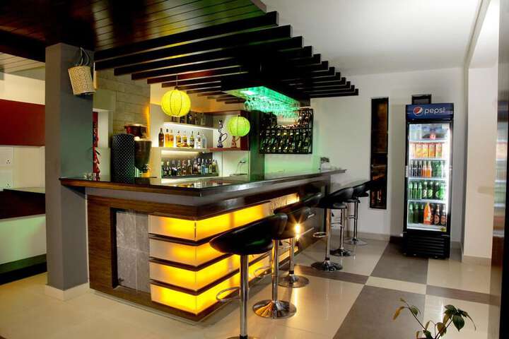 Lounge 17 of 33