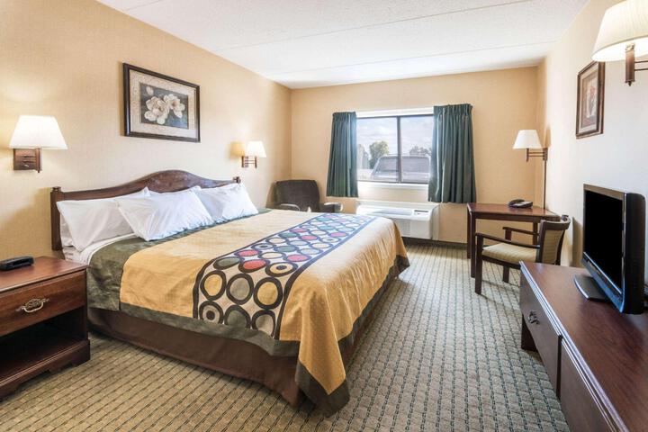 1 King Bed Deluxe Room (4 of 7)