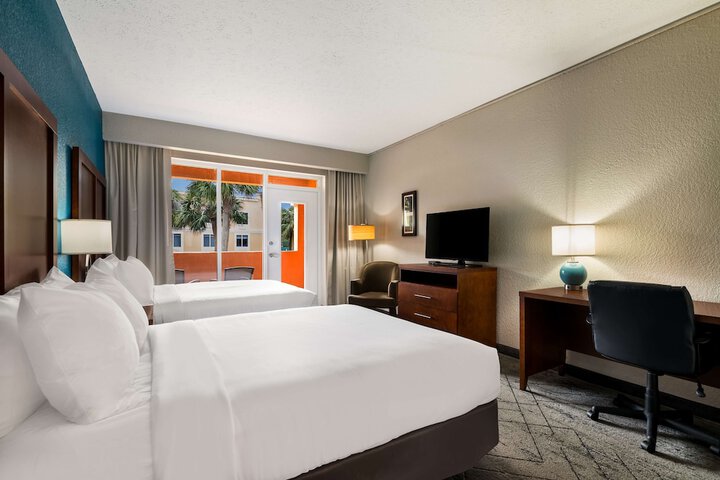 2 Queen Beds Balcony Microwave and Refrigerator WiFi Full Breakfast (4 of 12)