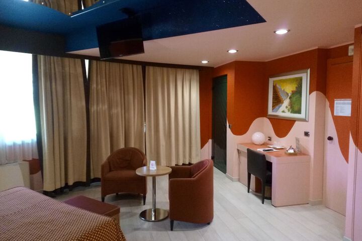 Room 8 of 25
