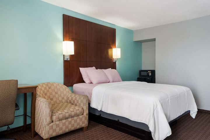 1 King Bed (6 of 18)