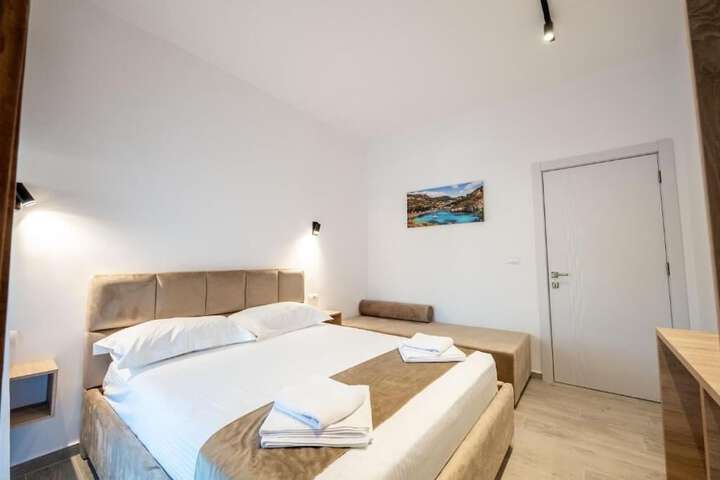 Room 52 of 163