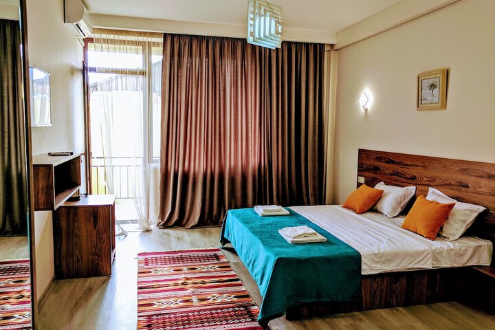 Room 10 of 14