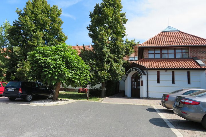 Exterior of Józsi Bácsi Vendéglője és Szállodája