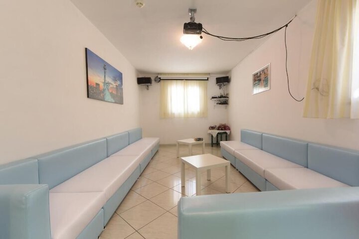 Room 10 of 26
