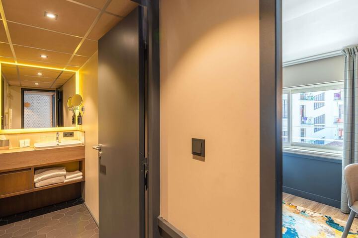 Room 28 of 111