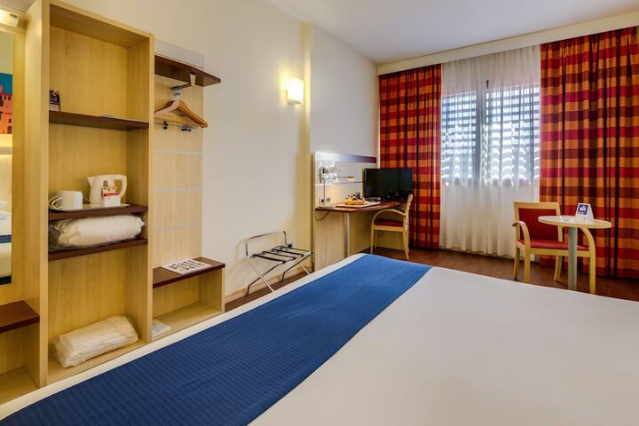Room 4 of 77