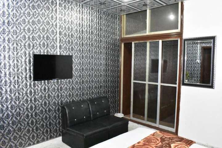 Room 27 of 40