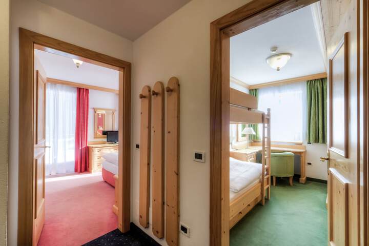 Room 6 of 106