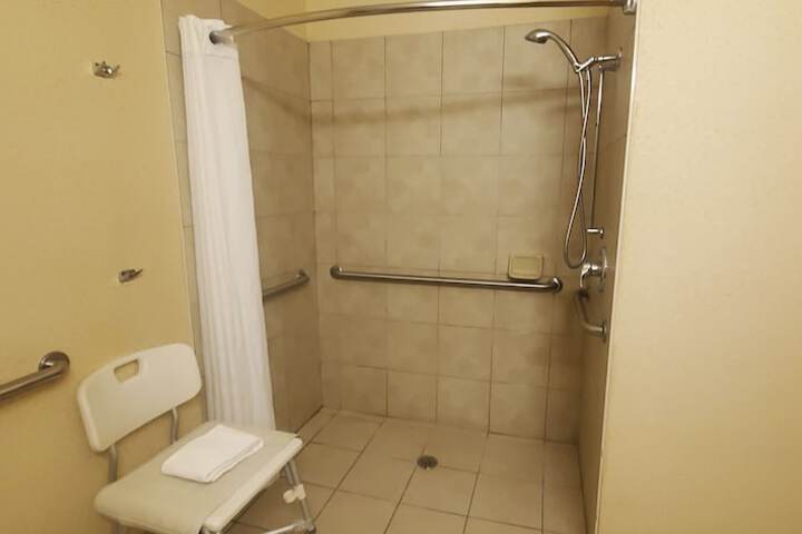 2 Queen Beds Mobility Accessible Bathtub with Grab Bars (13 of 33)
