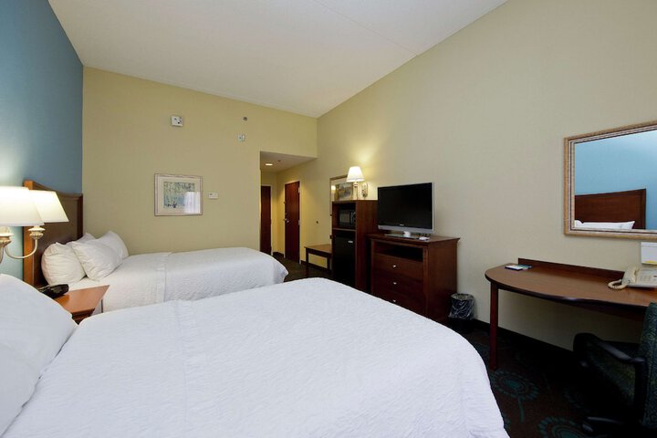 2 Queen Beds Hearing Accessible (1 of 4)
